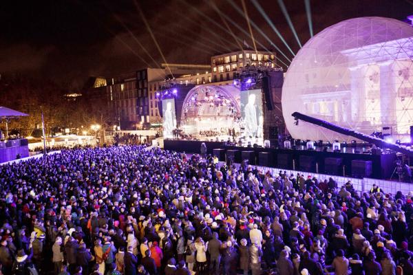 11月9日，10万人于勃兰登堡门前参加露天音乐会庆祝柏林墙倒塌30周年。（Carsten Koall/Getty Images）