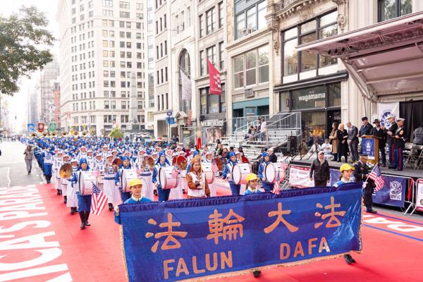 十一月十一日，参加纽约市庆祝老兵节游行活动的法轮大法队伍。