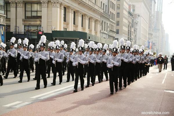 十一月十一日，参加纽约市庆祝老兵节游行的一支队伍。
