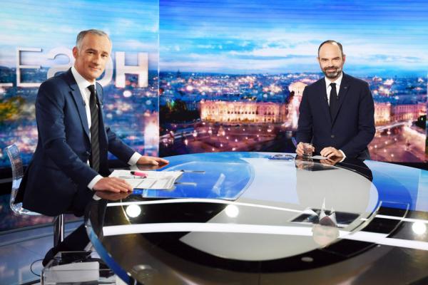 12月11日，法国总理菲利普（右）接受了法国电视一台（TF1）的专访。（AFP/Getty Images）