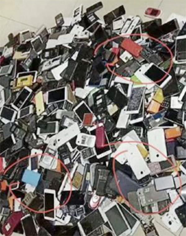 方方日记中殡仪馆地上堆积起来的死者手机。
