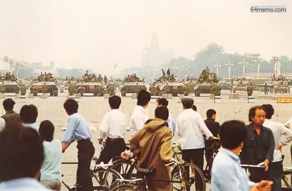 1989年“六四”事件中，数量众多的坦克在学生和市民前排开。