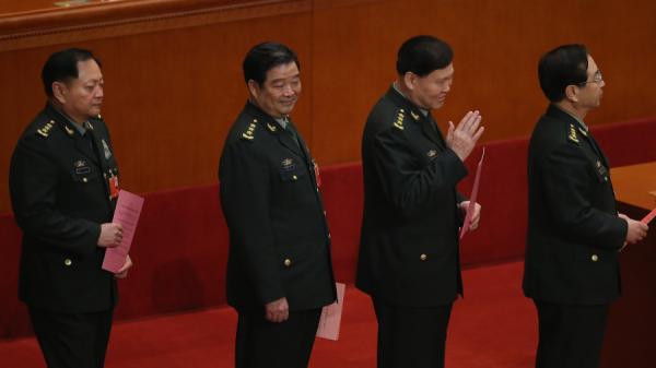 2名被以贪腐之名拿下的军委委员房峰辉（右一）和张阳（右二），2013年3月参加人大会议。（图片来源：Feng Li/Getty Images）