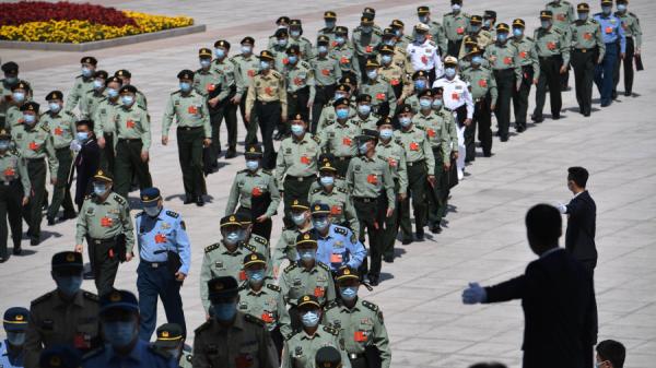 2020年5月28日全国人大会议闭幕，戴着口罩进入会场的军方代表。（图片来源：NICOLAS ASFOURI/AFP via Getty Images）