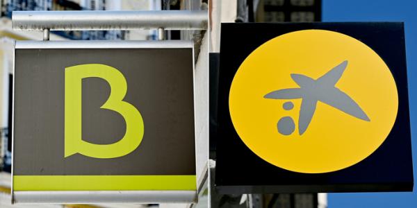 Bankia和CaixaBank两家银行的logo（GABRIEL BOUYS/AFP via Getty Images）