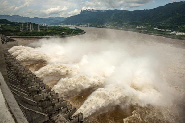 三峡大坝正在泄洪。（STR/AFP/Getty Images）