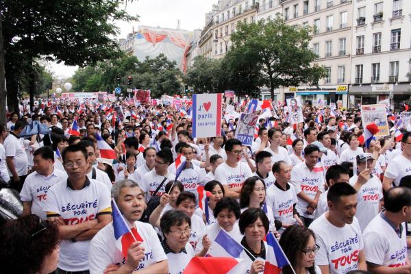 2016年9月4日，数万名华人涌上巴黎共和国广场，悼念因遭歹徒袭击致死的华人 张朝林，举行“为所有人要安全”的反暴力、要安全大游行。（摄影：宋源/看中国）