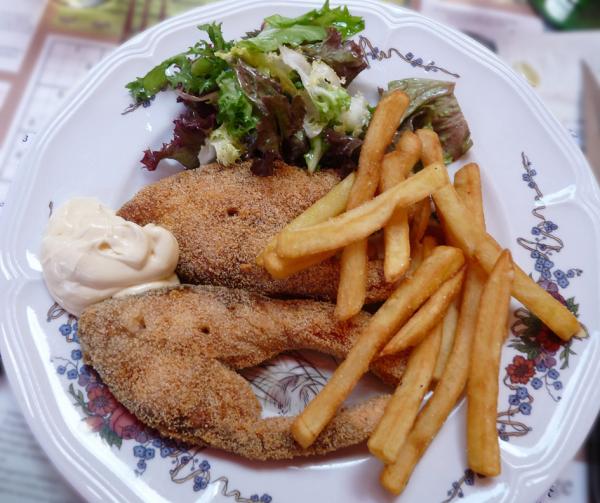 传统阿尔萨斯炸鲤鱼，一般会与生菜、薯条和蛋黄酱一起食用。（Ji-Elle/wikipedia/CC BY-SA 3.0）