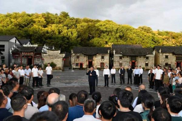 9月16日，习近平在湖南郴州市汝城县文明瑶族乡沙洲瑶族村，习站在一个10米大圈的中心。