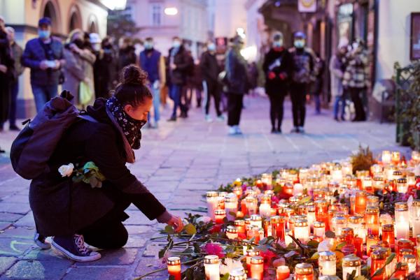 奥地利首都维也纳11月2日发生致命枪击案，一名奥籍华人因伤势严重不幸死亡。图为11月5日，人们相继在市区的一处临时纪念地点摆放蜡烛和鲜花，悼念受害者。（Thomas Kronsteiner/Getty Images）