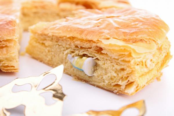 每逢1月，90%的法国人都会吃到一块国王饼，使国王饼被誉为1月甜品之王。人们习惯配以苹果汁、苹果酒、香槟或葡萄酒共同享用。（123RF）