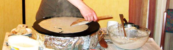 制作布列塔尼可丽饼（Trizek/ Wikipedia/CC BY-SA 3.0）