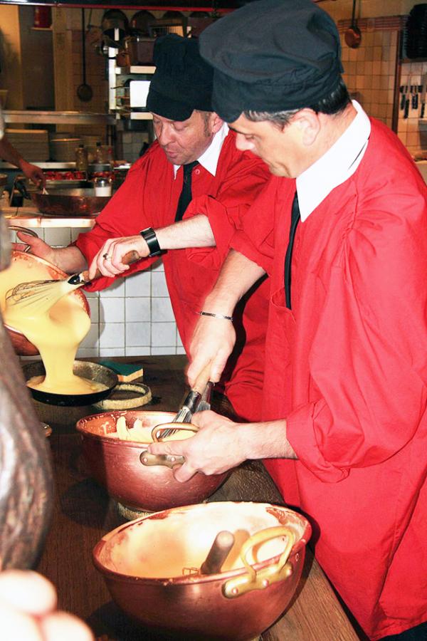 身着传统服饰的布拉尔夫人餐馆主厨制作欧姆蛋的过程（Pir6mon/Wikipedia/CC BY-SA 3.0）