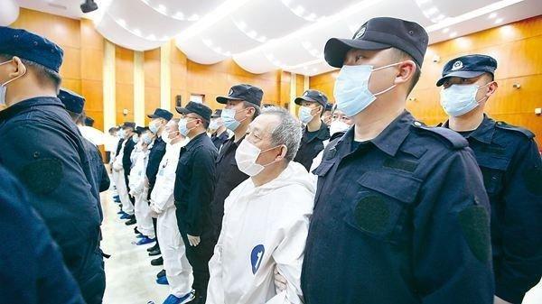 大连市中级法院判处被告人徐长元无期徒刑，剥夺政治权利终身。