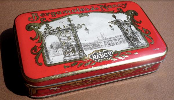   1950年左右的南锡香柠糖铁盒包装 （Claude Truog-Ngoc/Wikipedia/CC     BY-SA 3.0）