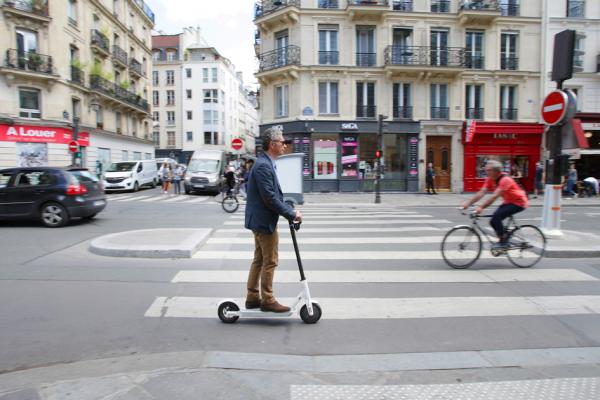   2019年6月17日，法国巴黎，一名男子在勒马尔的里沃利街骑着电动滑板车。（Paulo Amorim/AFP via Getty Images）