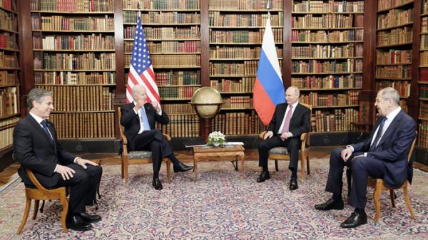 2021年6月16日，美国总统拜登（左二）和俄罗斯总统普京（右二）在瑞士日内瓦举行美俄峰会，参加会晤的还有美国国务卿布林肯（Antony Blinken，左一）和俄罗斯外交部长拉夫罗夫（Sergei Lavrov，右一）。（Mikhail Metzel/SPUTNIK/AFP via Getty Images） 