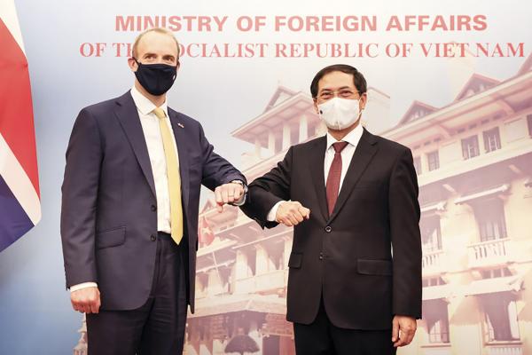 2021年6月22日，英国外交大臣拉布，在越南河内与越南外交部长裴青松举行双边会谈。（Simon Dawson/No 10 Downing Street/CC BY-NC-ND 2.0） 