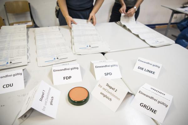 9月26日，德国大选中工作人员正在统计选票。（Steffi Loos/Getty Images）