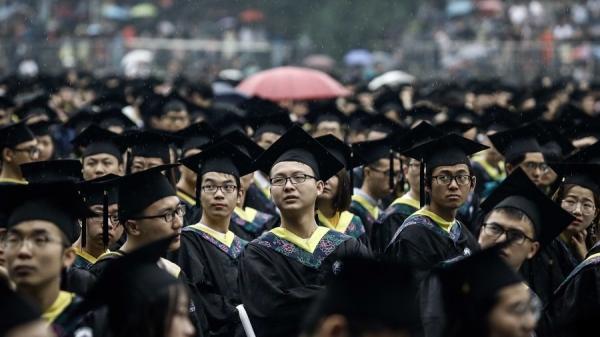 人生路上大学生们在观望、在思考。（图片来源：Getty Images）