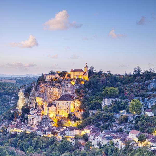 罗卡马杜尔村（Rocamadour）矗立在悬崖上， 远看就像建筑在山上的城堡一般，每年吸引大量游客。（123RF）