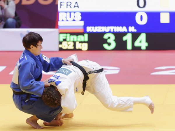 2017年世界柔道锦标赛法国队（白）对阵俄罗斯队（蓝）（123RF）