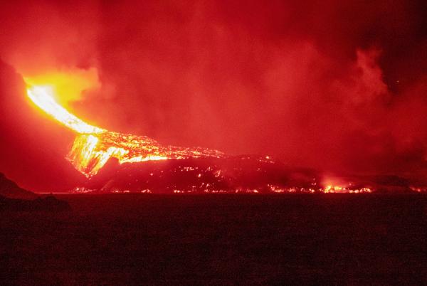 9月29日，西班牙火山喷发的岩浆流入大西洋。（SUNSETS SWEDEN/AFP via Getty Images）