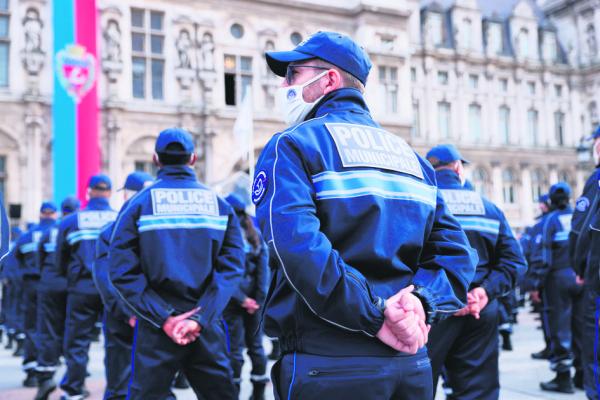 2021年10月18日巴黎市政厅前，巴黎市政警察正式成立仪式。（THOMAS SAMSON/AFP via Getty Images）