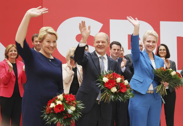 德国总理候选人、来自社民党的肖尔茨（中）及两位社民党同僚，大选后在社民党总部挥手致意。（Sean Gallup/Getty Images）