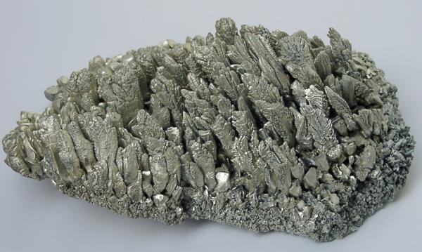 镁，灰色固体。（Warut Roonguthai/CC BY-SA 3.0/维基百科）