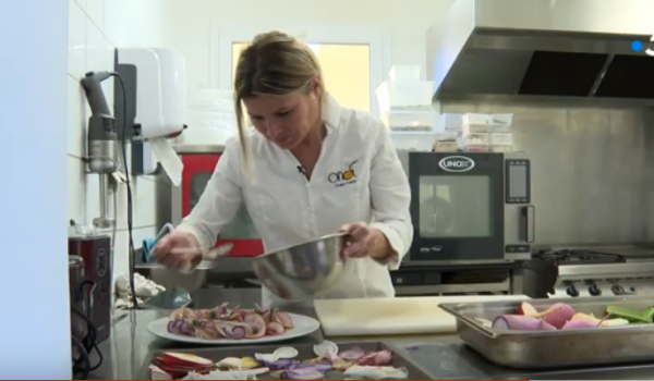 女厨师克莱尔 瓦莉（Claire Vallée）主厨的餐馆在2021年1月获得米其林绿色一星的荣誉（图片来源：视频截图）
