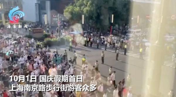 武警在上海南京步行街拉人墙。（图片来源:微博）