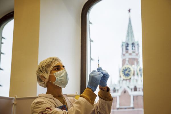 10月21日，一名医护人员正在莫斯科疫苗接种中心为患者注射俄罗斯Sputnik V疫苗。（DIMITAR DILKOFF/AFP/Getty Images）