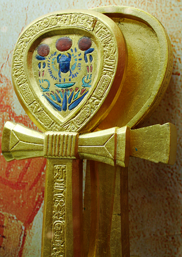 生命之符形状的镜子，中间是象征太阳神的圣金龟。（Nachbarnebenan/Wikipedia/公有领域）