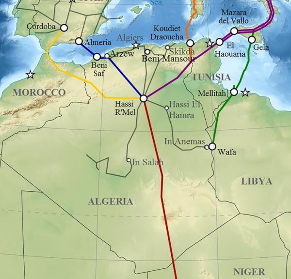 左上部分黄色和蓝色线，分别代表向西班牙输送天然气的马格里布-欧洲天然气管道和Medgaz管道。（Sémhur/CC-BY-SA-3.0/维基百科）