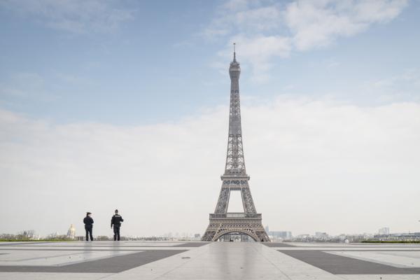 在巴黎埃菲尔铁塔下执勤的警察（Veronique de Viguerie/Getty Images）