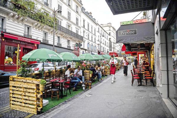 巴黎市区一家餐馆的临时露台（CHRISTOPHE ARCHAMBAULT/AFP via Getty Images）