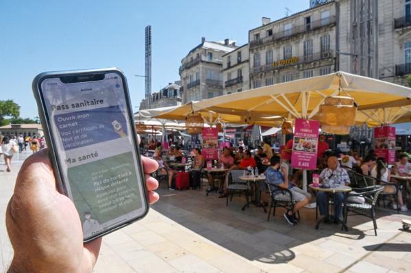 人们须出示健康通行证，才可在法国的餐馆就餐。（PASCAL GUYOT/AFP via Getty Images）