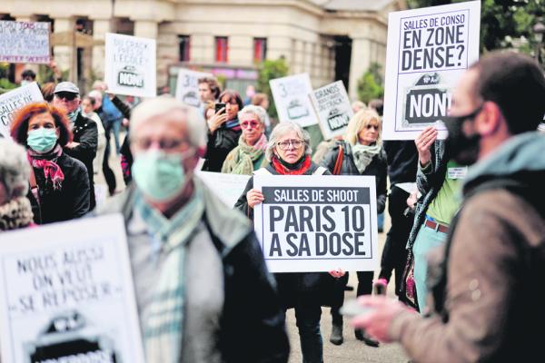 2021年10月2日巴黎，居民们举着标语，反对建造瘾君子救助中心。（THOMAS COEX/AFP via Getty Images）