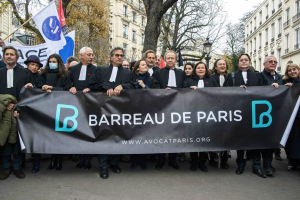 巴黎律师公会会长库西(右六)于11月16日参加在法国议会附近举行的法国律师抗议活动，反对有关律师职业保密的司法机构信任法案。（Photo by -/AFP via Getty Images）