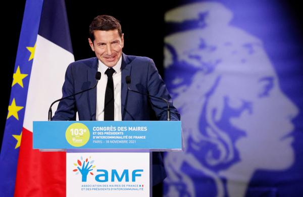 2021年11月18日，新当选的 &quot;法国市长协会&quot;（AMF - Association des maires de France）主席、戛纳市长利斯纳尔（David Lisnard）在巴黎举行的第103届市长大会闭幕式上发表讲话。（Ludovic MARIN/AFP via Getty Images）