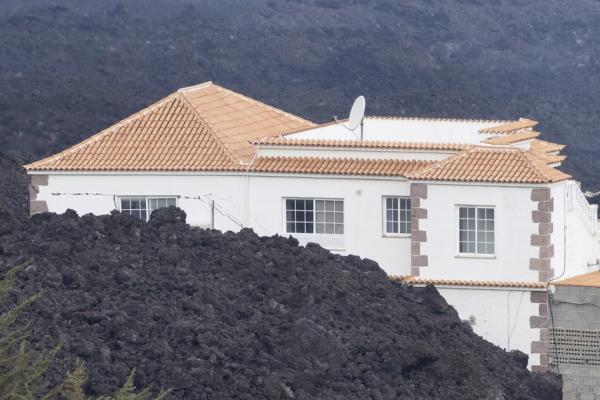 11月13日，西班牙一栋房子被熔岩包围。（Dan Kitwood/Getty Images）