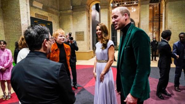 红发艾德确诊染疫前一周，曾与威廉王子、凯特王妃在“为地球奋斗奖”（Earthshot Prize）第一届颁奖典礼上，没戴口罩近距离谈话。(ALBERTO PEZZALI/POOL/AFP via Getty Images)