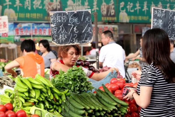 外媒报导，一些在中国常见的菜类如青花菜、小黄瓜，仅一个月价格就涨了五成。图为河南省郑州市的一个蔬菜市场。（图片来源：Getty Images/VCG）