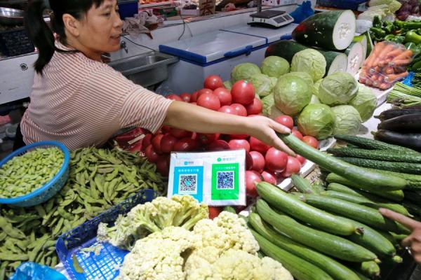 大陆各地蔬菜价格飞涨，多地出现抢购潮。（图片来源：Getty Images/STR）