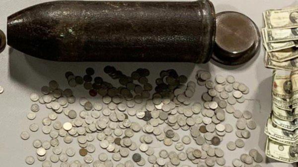 民宅老屋中发现的炸弹，里面却藏着大量的钱币。（Michigan state police）