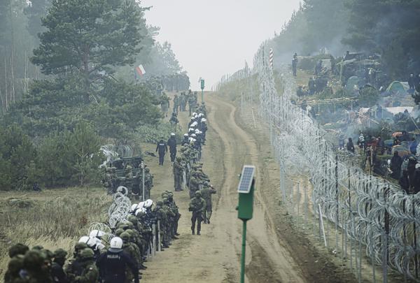 11月11日，波兰武装部队的士兵在白俄-波兰边境巡逻。（Irek Dorozanski/Polish Ministry of National Defence via Getty Images）