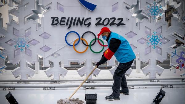 2022年1月23日，一位义工在清扫北京的一座奥运雕塑。（图片来源：Getty Images）