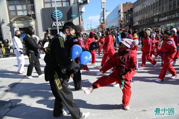 2022年2月5日，在美国纽约最大的华人社区法拉盛，举办了中国新年虎年大游行（看中国摄影图：柳笛）