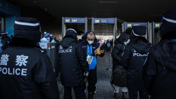 图为2022年2月4日警察在北京的一个检查站进行检查。（图片来源： Annice Lyn/Getty Images）